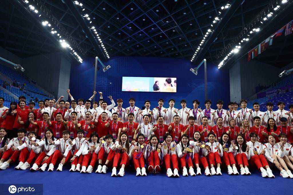 此时，其他人看着女皇，依旧没从震惊中回过神来，因为他们发现女皇无论走路、说话、举止，都一点看不出生病的样子，这也实在有些太奇怪了，就算是她重病恢复，也不可能一下子就好的这么彻底吧？一些年岁大的，心里已经开始暗自琢磨，不知道女皇到底用了什么方法，能够这么快恢复如初，难道北欧的医疗科技有了什么重大发展？可是，整个欧洲这帮老皇室、老贵族以及老富豪，谁都在盯着欧洲的医药发展，甚至在坐的很多人都投资了不少医药公司以及相关的科研公司，要是有什么风吹草动，大家肯定就都知道了。